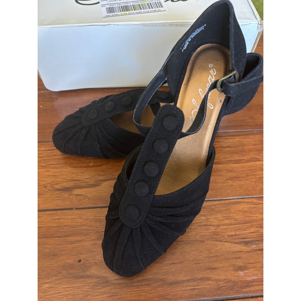 Softwear Evelyn Black Faux Suede T-Strap Kitten Heels Button Pleated Toe 7WW